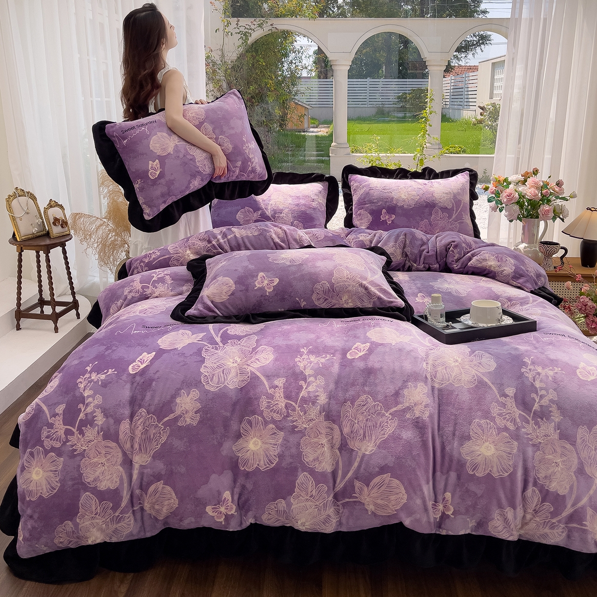 91家纺网 家纺一手货源 找家纺 赛丽雅 2025新款赫本风牛奶绒床裙款黑色花边四件套花边款 8-9 斤加厚面料 紫澜