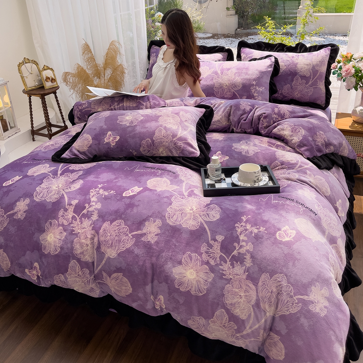 91家纺网 家纺一手货源 找家纺 赛丽雅 2025新款赫本风牛奶绒床裙款黑色花边四件套花边款 8-9 斤加厚面料 紫澜