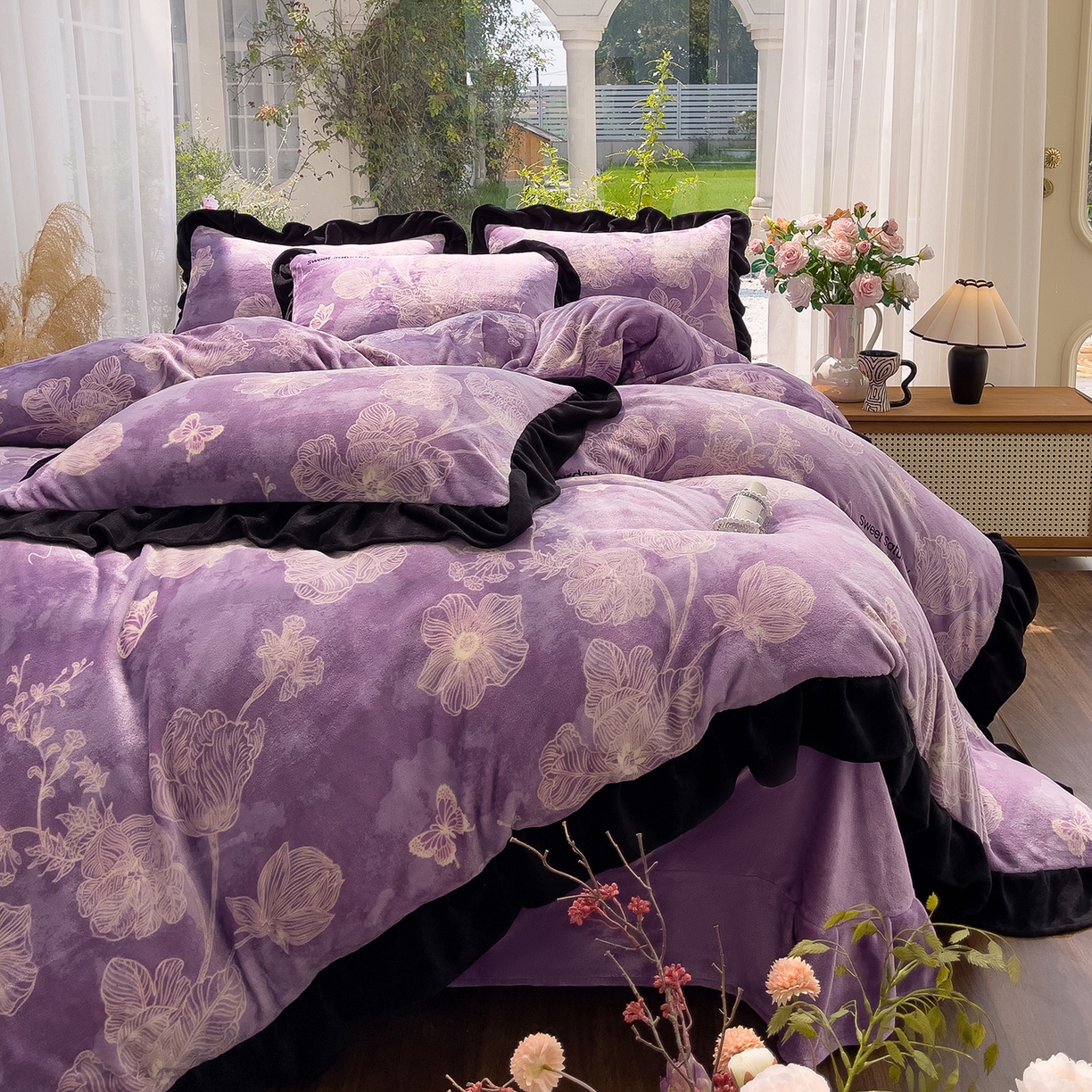 91家纺网 家纺一手货源 找家纺 赛丽雅 2025新款赫本风牛奶绒床裙款黑色花边四件套花边款 8-9 斤加厚面料 紫澜