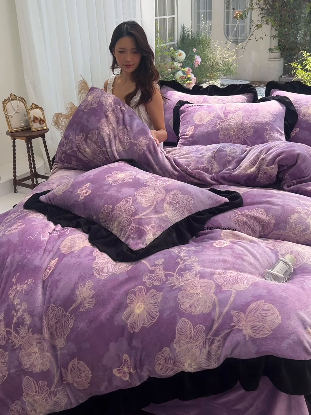 91家纺网 家纺一手货源 找家纺 赛丽雅 2025新款赫本风牛奶绒床裙款黑色花边四件套花边款 8-9 斤加厚面料 紫澜