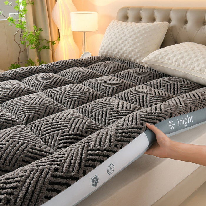 91家纺网 家纺一手货源 找家纺 预言家纺 2025新款亲肤缦沙绒系列床垫 灰边-黑