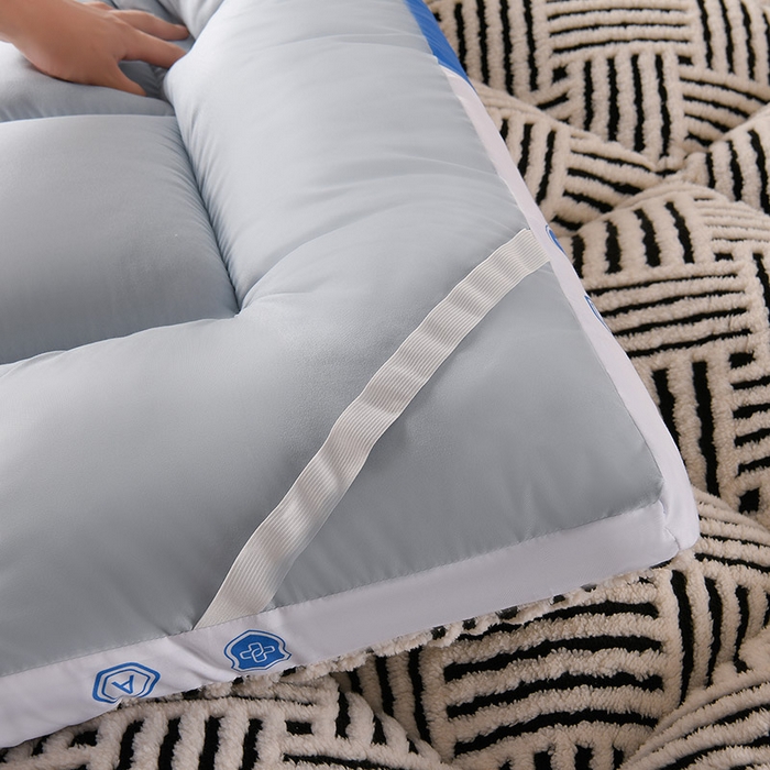 91家纺网 家纺一手货源 找家纺 预言家纺 2025新款亲肤缦沙绒系列床垫 蓝边黑白