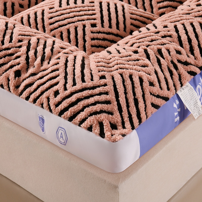 91家纺网 家纺一手货源 找家纺 预言家纺 2025新款亲肤缦沙绒系列床垫 紫边豆沙