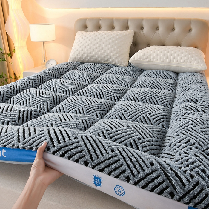 91家纺网 家纺一手货源 找家纺 预言家纺 2025新款亲肤缦沙绒系列床垫 蓝边灰