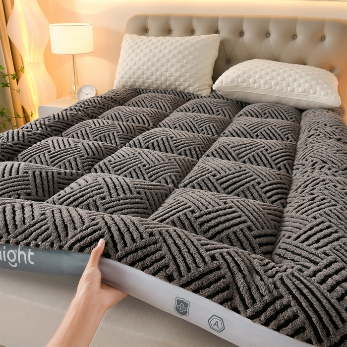 91家纺网 家纺一手货源 找家纺 预言家纺 2025新款亲肤缦沙绒系列床垫 灰边-黑