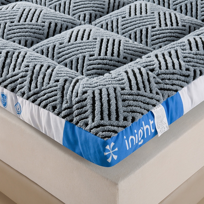 91家纺网 家纺一手货源 找家纺 预言家纺 2025新款亲肤缦沙绒系列床垫 蓝边灰