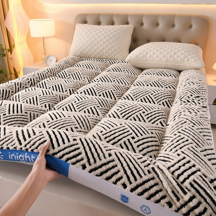 91家纺网 家纺一手货源 找家纺 预言家纺 2025新款亲肤缦沙绒系列床垫 蓝边黑白