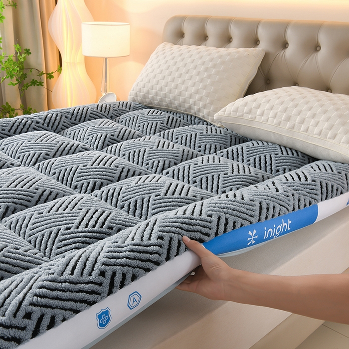 91家纺网 家纺一手货源 找家纺 预言家纺 2025新款亲肤缦沙绒系列床垫 蓝边灰