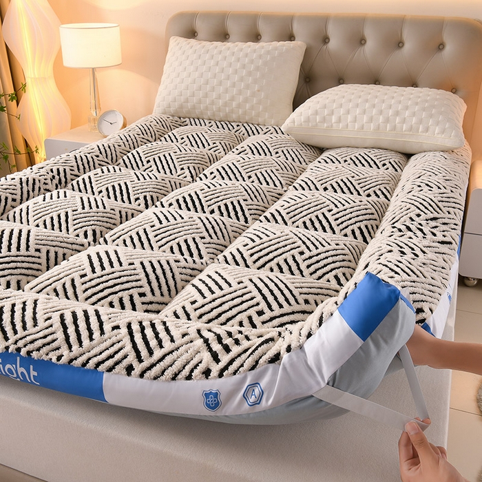 91家纺网 家纺一手货源 找家纺 预言家纺 2025新款亲肤缦沙绒系列床垫 蓝边黑白