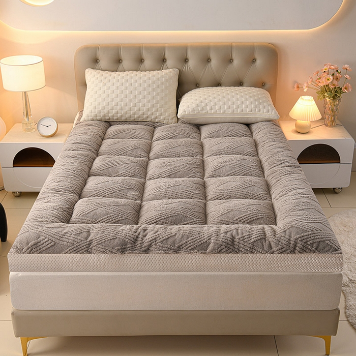 91家纺网 家纺一手货源 找家纺 预言家纺 2025新款亲肤菠萝格系列床垫 菠萝浅灰