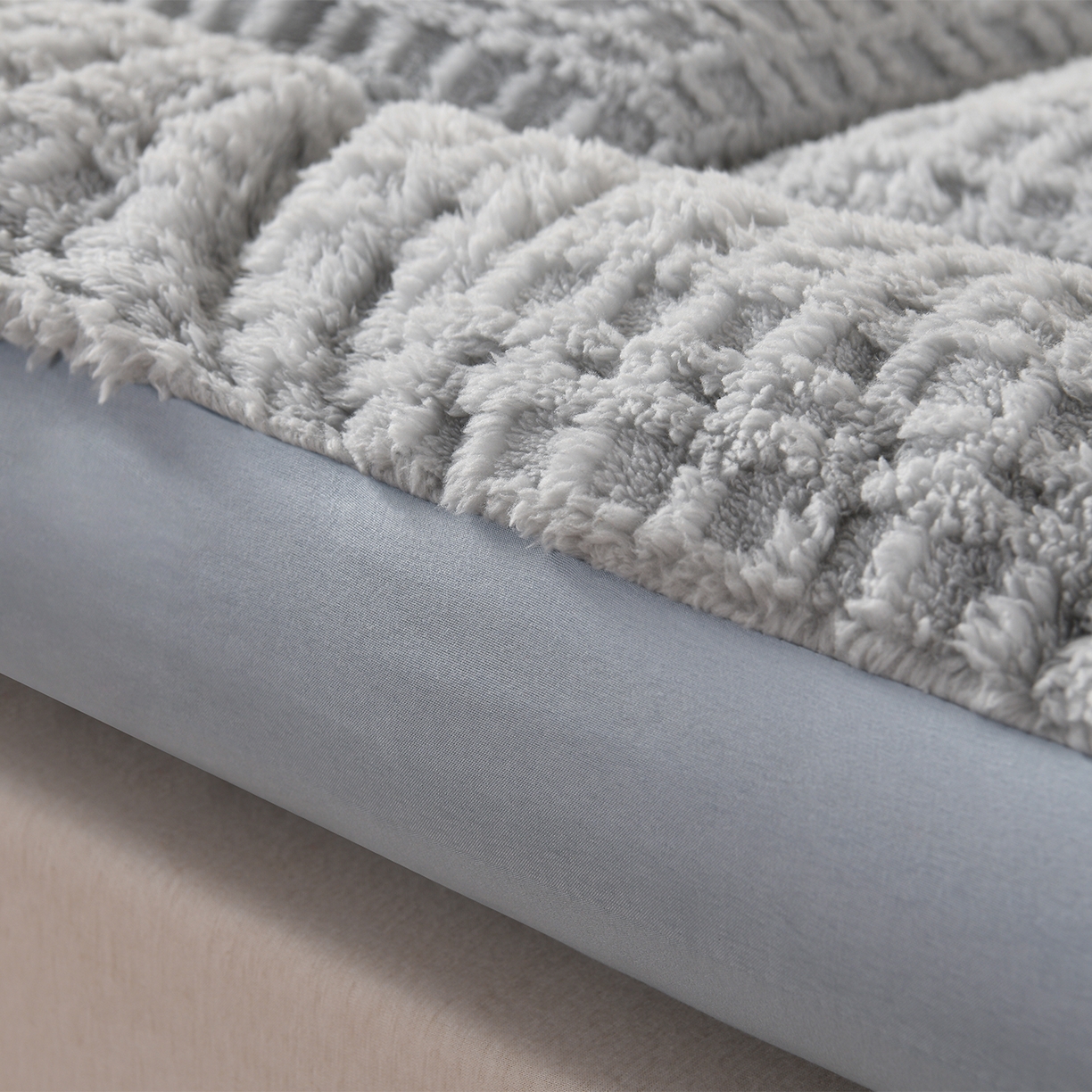 91家纺网 家纺一手货源 找家纺 预言家纺 2025新款亲肤方格绒系列床垫 椰子灰