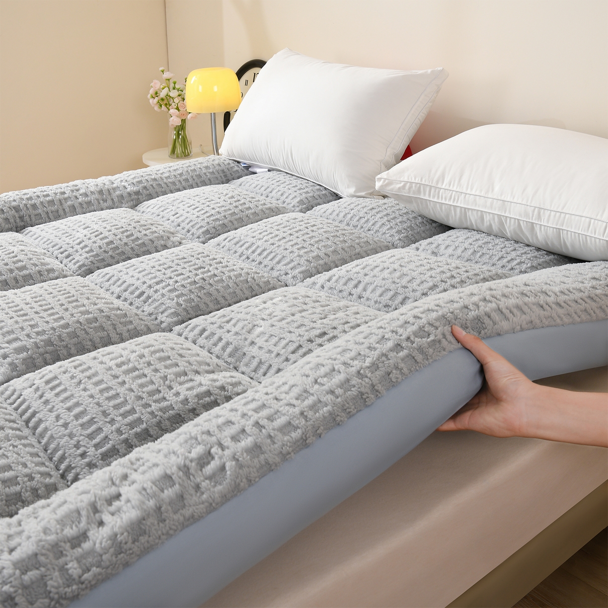 91家纺网 家纺一手货源 找家纺 预言家纺 2025新款亲肤方格绒系列床垫 椰子灰