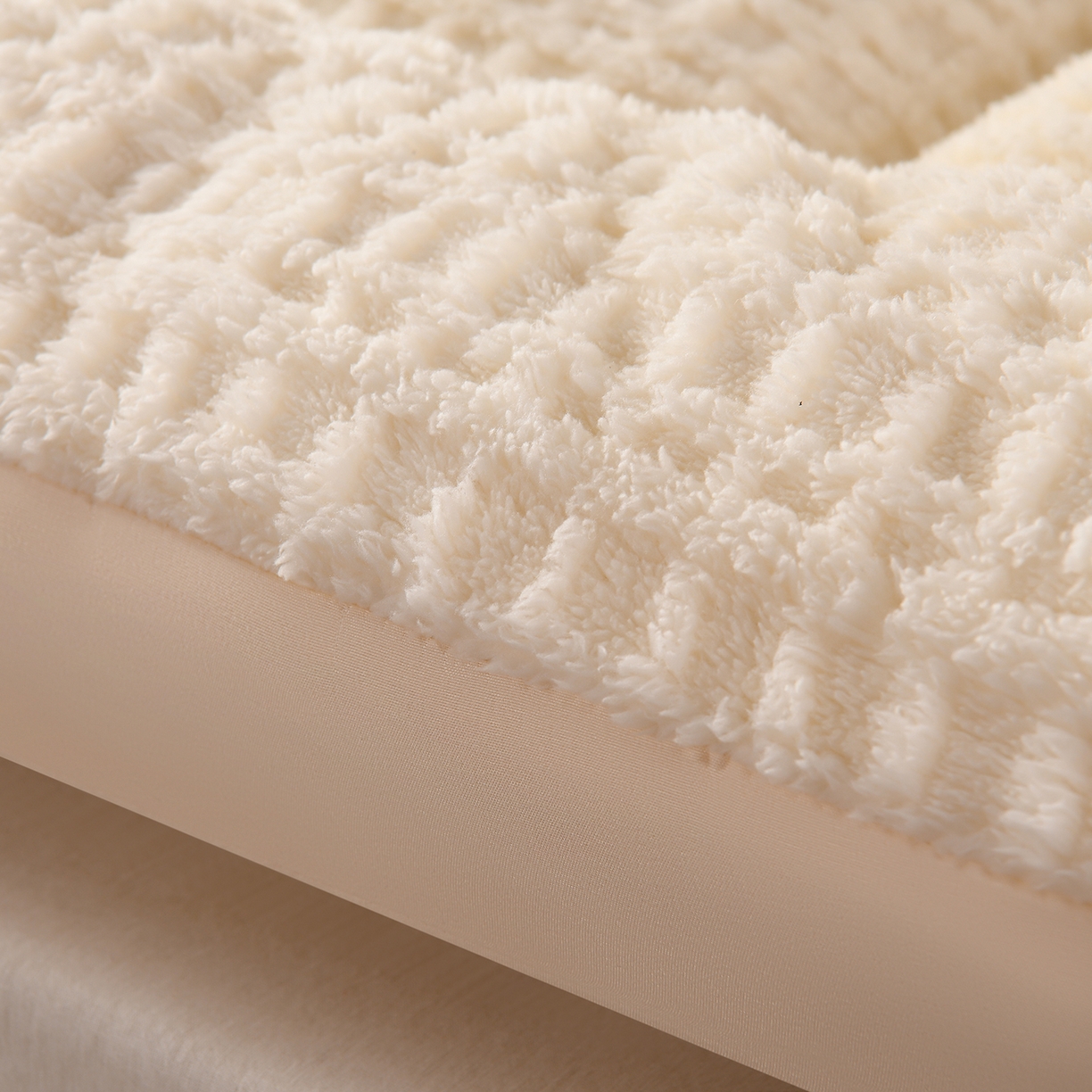 91家纺网 家纺一手货源 找家纺 预言家纺 2025新款亲肤方格绒系列床垫 奶白