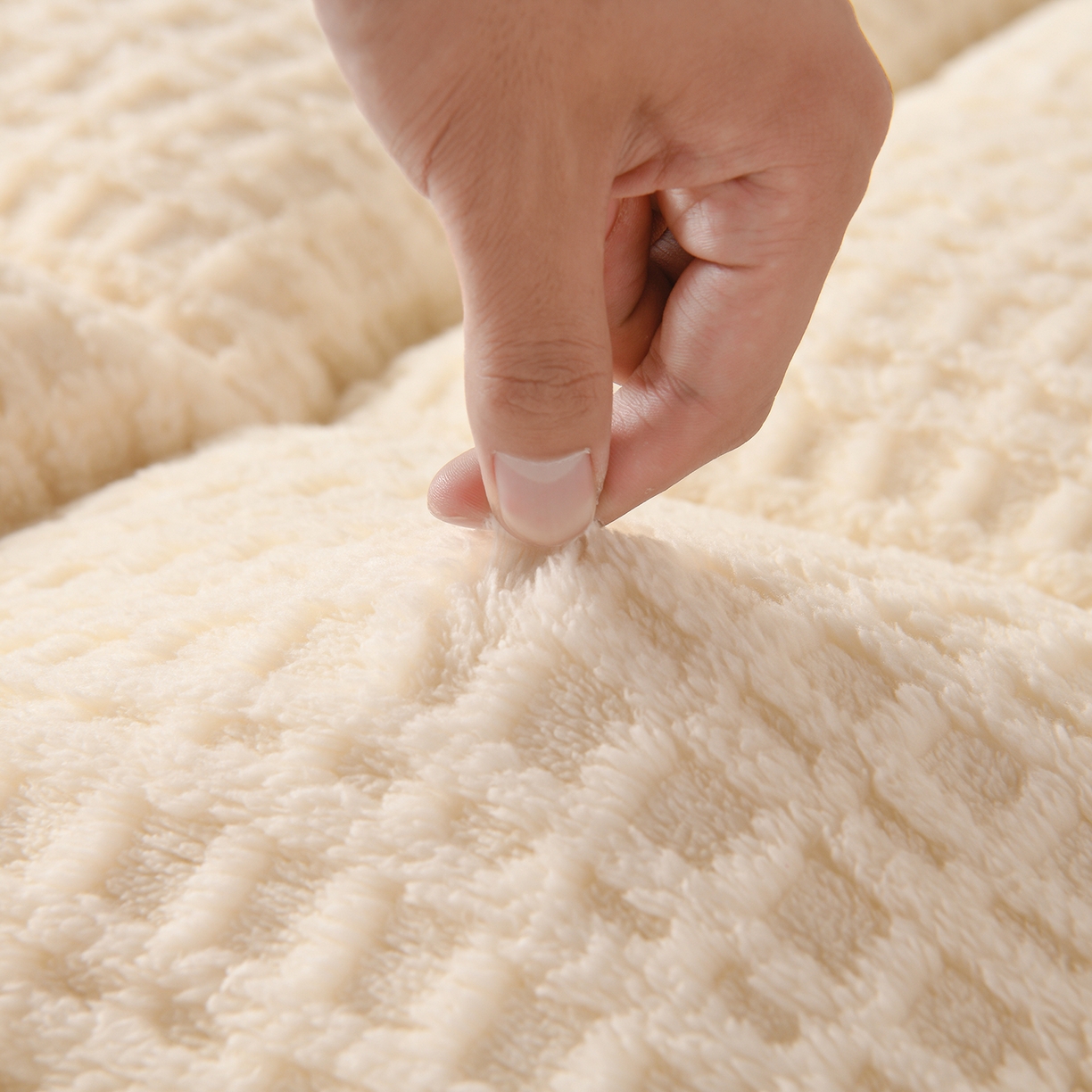 91家纺网 家纺一手货源 找家纺 预言家纺 2025新款亲肤方格绒系列床垫 奶白