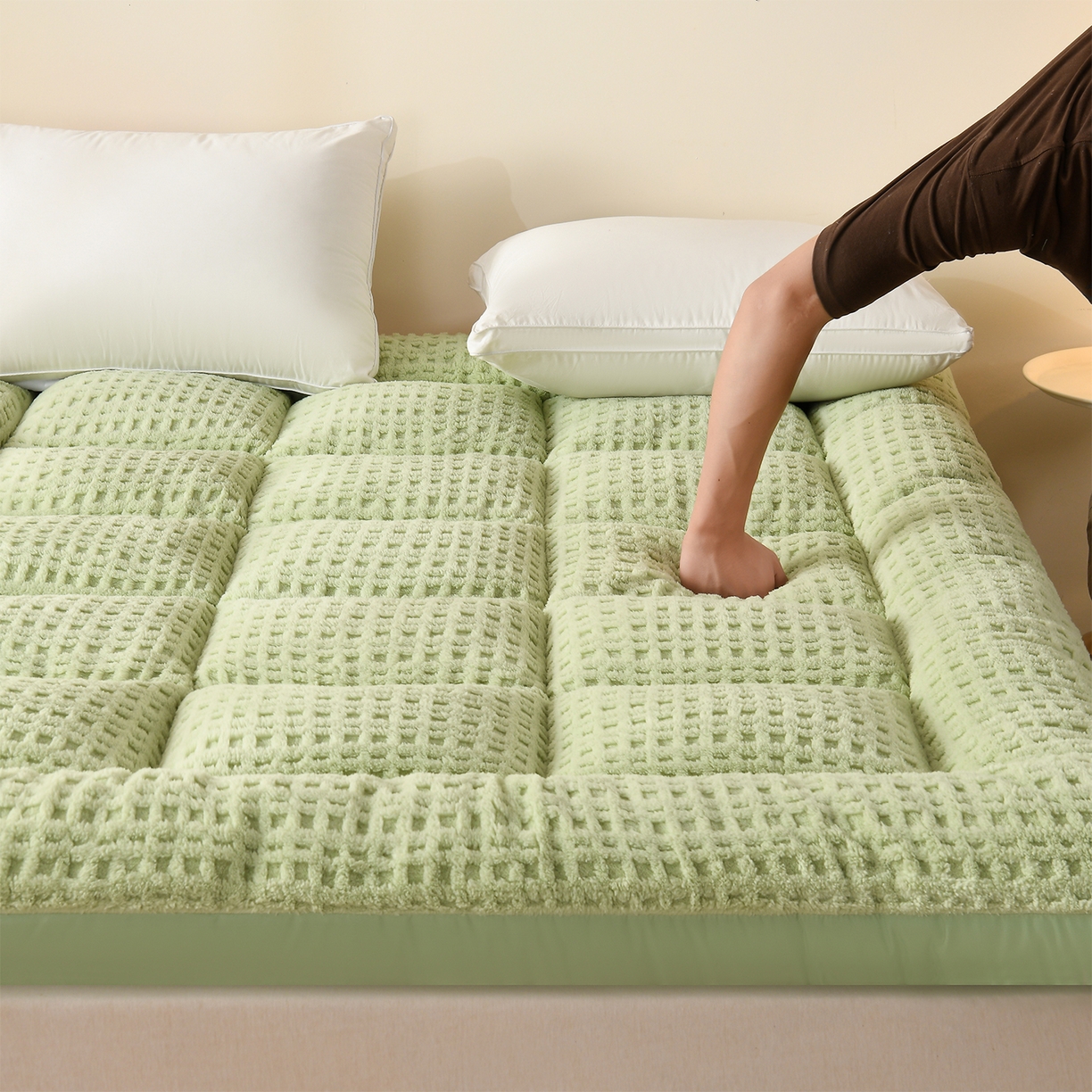91家纺网 家纺一手货源 找家纺 预言家纺 2025新款亲肤方格绒系列床垫 抹茶绿