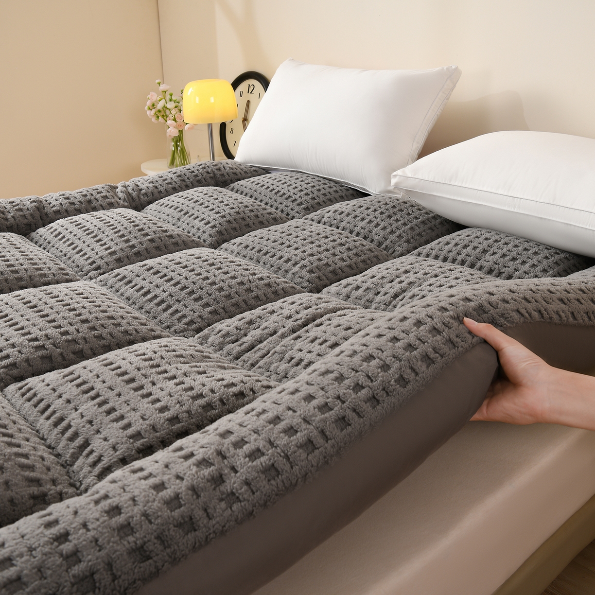 91家纺网 家纺一手货源 找家纺 预言家纺 2025新款亲肤方格绒系列床垫 深灰