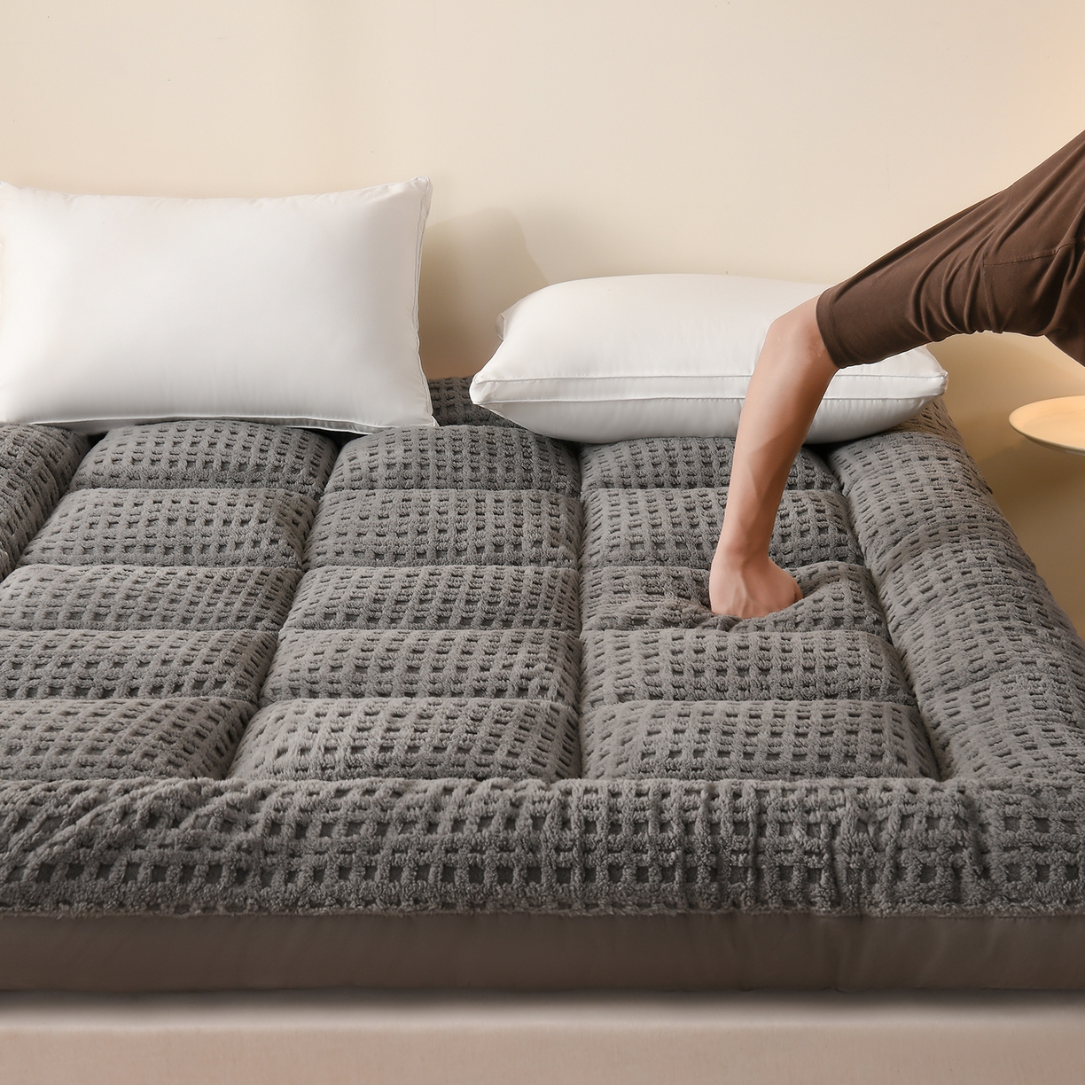 91家纺网 家纺一手货源 找家纺 预言家纺 2025新款亲肤方格绒系列床垫 深灰