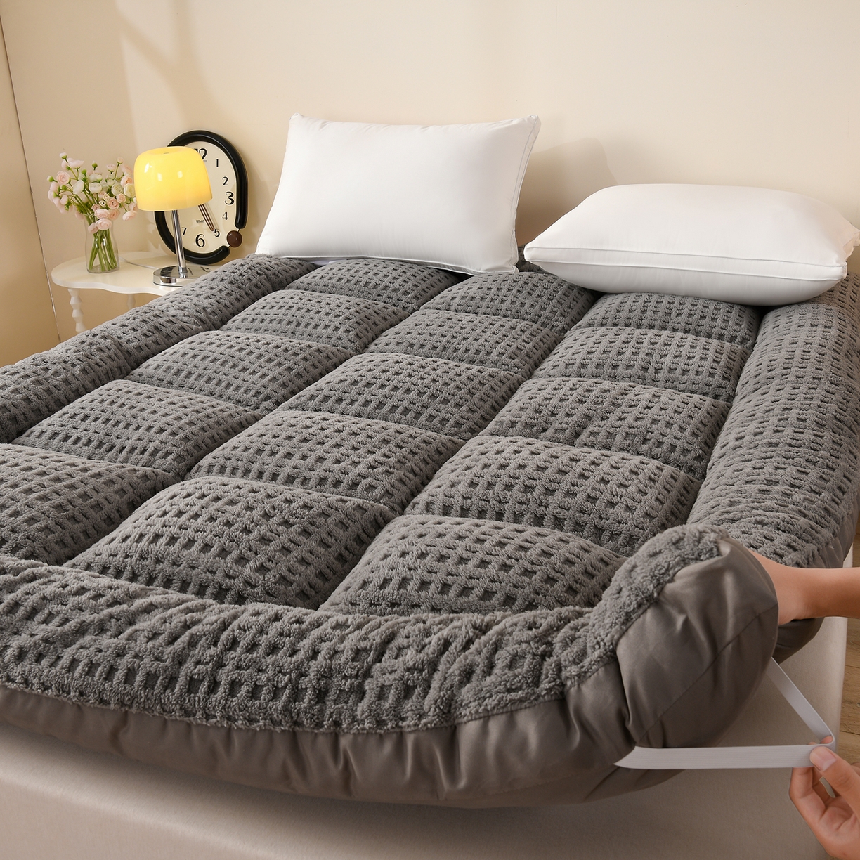 91家纺网 家纺一手货源 找家纺 预言家纺 2025新款亲肤方格绒系列床垫 深灰