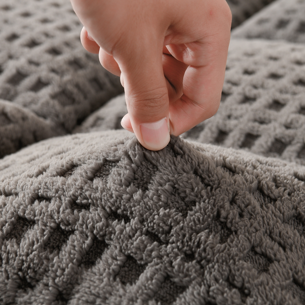 91家纺网 家纺一手货源 找家纺 预言家纺 2025新款亲肤方格绒系列床垫 深灰