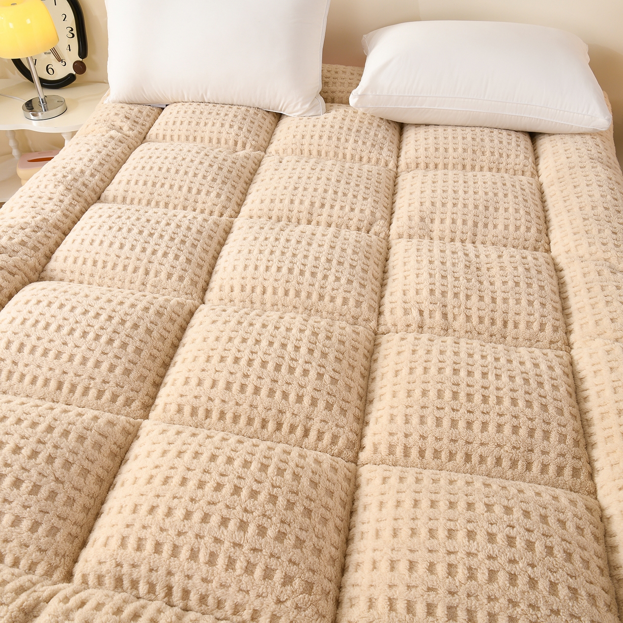 91家纺网 家纺一手货源 找家纺 预言家纺 2025新款亲肤方格绒系列床垫 卡其