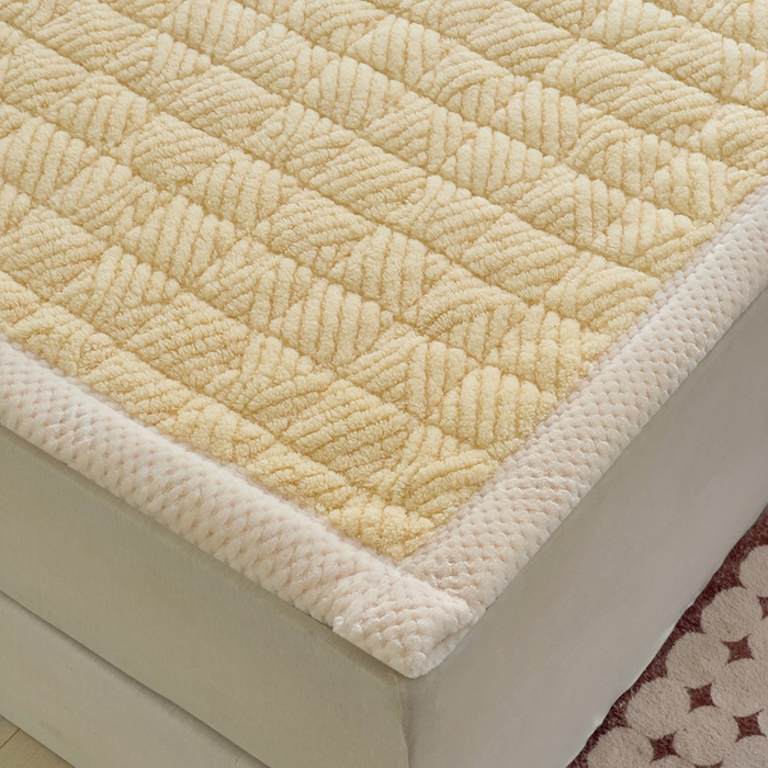 91家纺网 家纺一手货源 找家纺 预言家纺 2025新款亲肤薄垫绒系列床垫 薄垫绒米黄