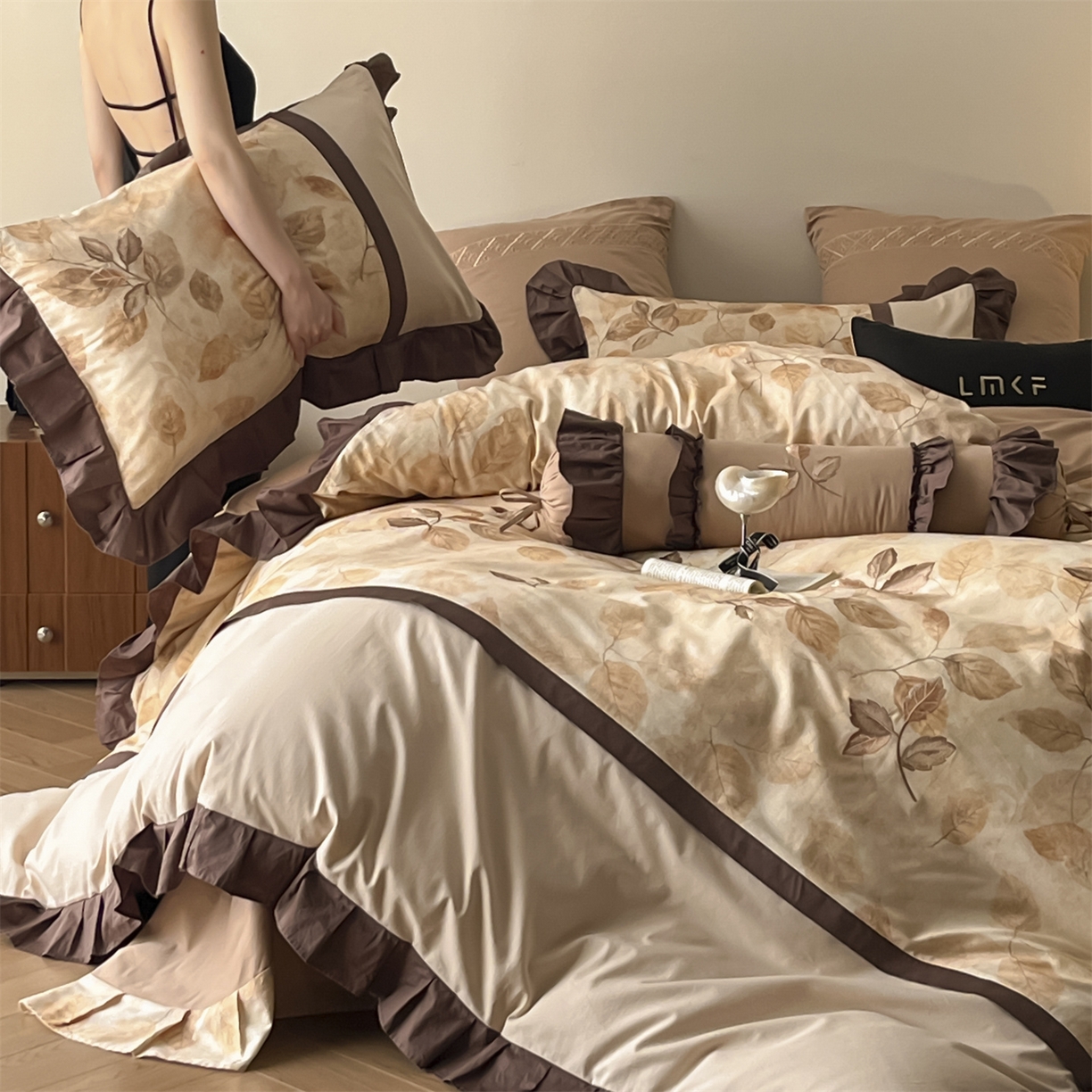 91家纺网 家纺一手货源 找家纺 （总）蓝米卡夫 2025秋冬-全棉60支磨毛印+绣-法尔漫系列（礼盒包装）-拍摄风格2 提供买家秀