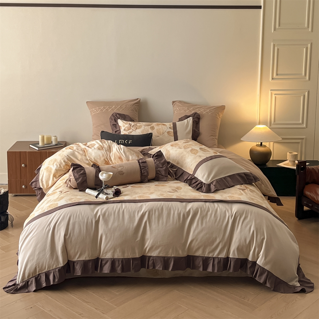 91家纺网 家纺一手货源 找家纺 （总）蓝米卡夫 2025秋冬-全棉60支磨毛印+绣-法尔漫系列（礼盒包装）-拍摄风格2 提供买家秀