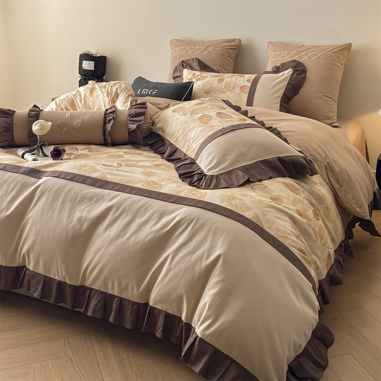 91家纺网 家纺一手货源 找家纺 （总）蓝米卡夫 2025秋冬-全棉60支磨毛印+绣-法尔漫系列（礼盒包装）-拍摄风格2 提供买家秀