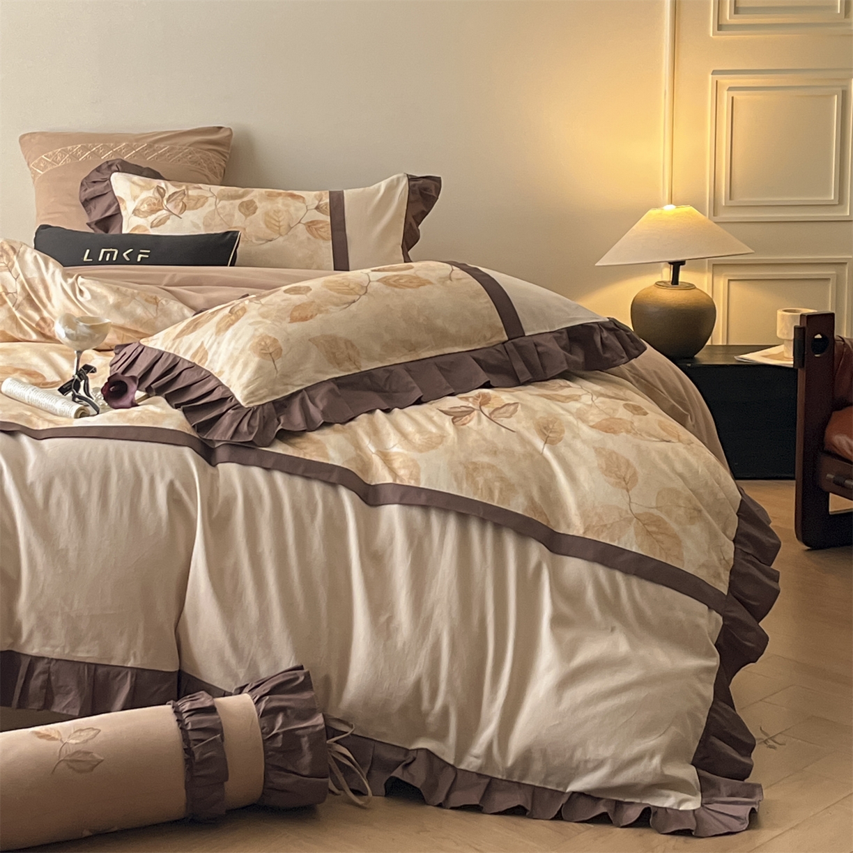 91家纺网 家纺一手货源 找家纺 （总）蓝米卡夫 2025秋冬-全棉60支磨毛印+绣-法尔漫系列（礼盒包装）-拍摄风格2 提供买家秀