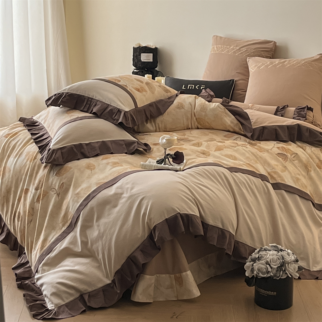 91家纺网 家纺一手货源 找家纺 蓝米卡夫 2025秋冬-全棉60支磨毛印+绣-法尔漫系列（礼盒包装）-拍摄风格2 提供买家秀 法尔漫-咖