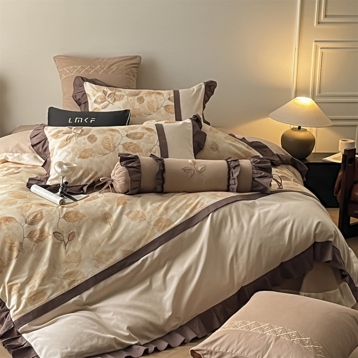 91家纺网 家纺一手货源 找家纺 蓝米卡夫 2025秋冬-全棉60支磨毛印+绣-法尔漫系列（礼盒包装）-拍摄风格2 提供买家秀 法尔漫-咖