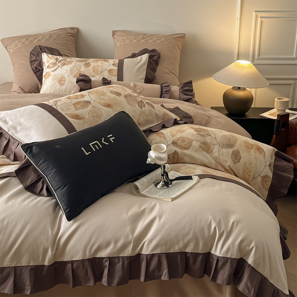 91家纺网 家纺一手货源 找家纺 蓝米卡夫 2025秋冬-全棉60支磨毛印+绣-法尔漫系列（礼盒包装）-拍摄风格2 提供买家秀 法尔漫-咖