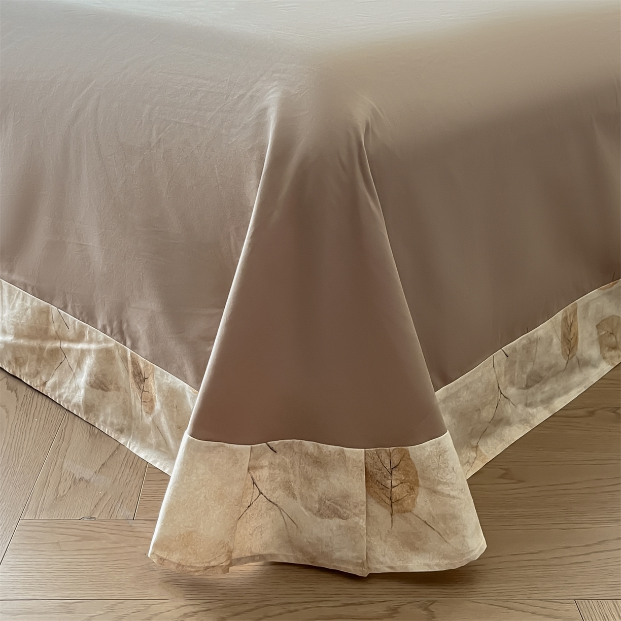 91家纺网 家纺一手货源 找家纺 蓝米卡夫 2025秋冬-全棉60支磨毛印+绣-法尔漫系列（礼盒包装）-拍摄风格2 提供买家秀 法尔漫-咖