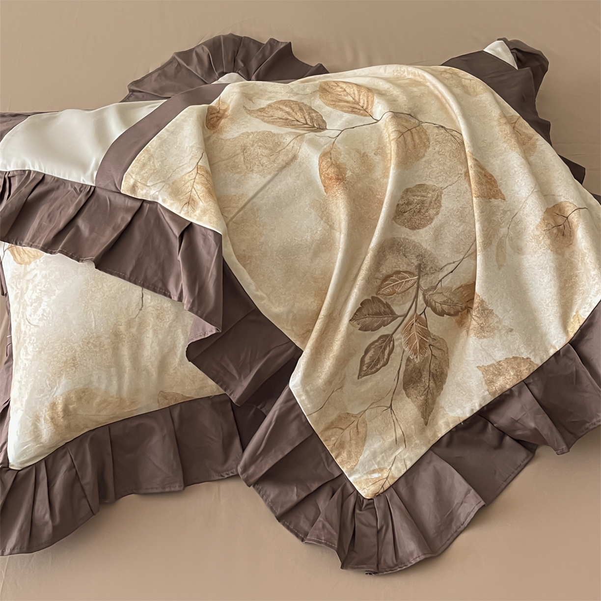 91家纺网 家纺一手货源 找家纺 蓝米卡夫 2025秋冬-全棉60支磨毛印+绣-法尔漫系列（礼盒包装）-拍摄风格2 提供买家秀 法尔漫-咖