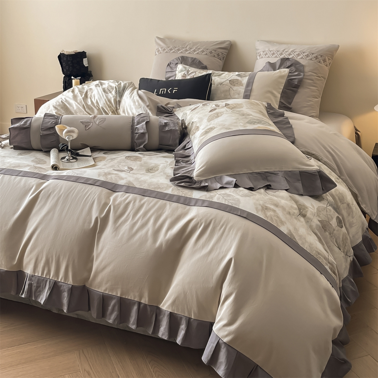 91家纺网 家纺一手货源 找家纺 蓝米卡夫 2025秋冬-全棉60支磨毛印+绣-法尔漫系列（礼盒包装）-拍摄风格2 提供买家秀 法尔漫-灰