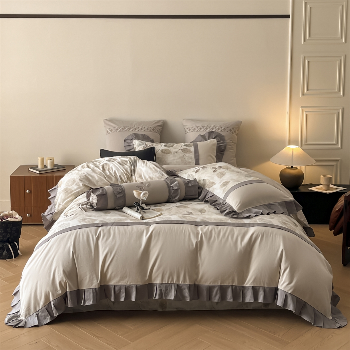 91家纺网 家纺一手货源 找家纺 蓝米卡夫 2025秋冬-全棉60支磨毛印+绣-法尔漫系列（礼盒包装）-拍摄风格2 提供买家秀 法尔漫-灰