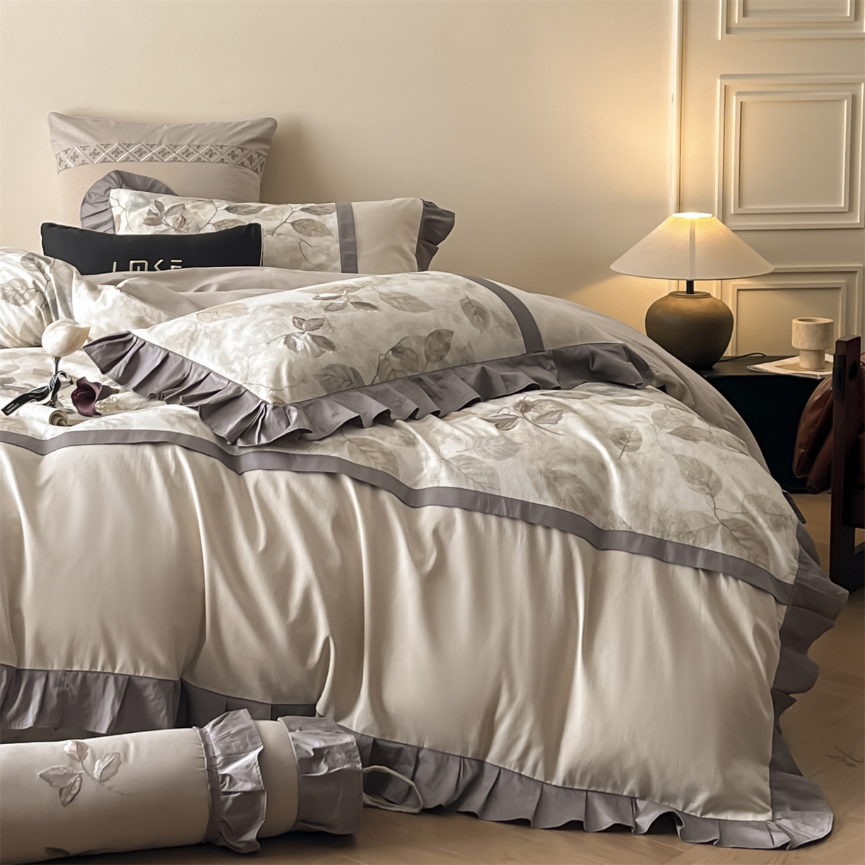 91家纺网 家纺一手货源 找家纺 蓝米卡夫 2025秋冬-全棉60支磨毛印+绣-法尔漫系列（礼盒包装）-拍摄风格2 提供买家秀 法尔漫-灰