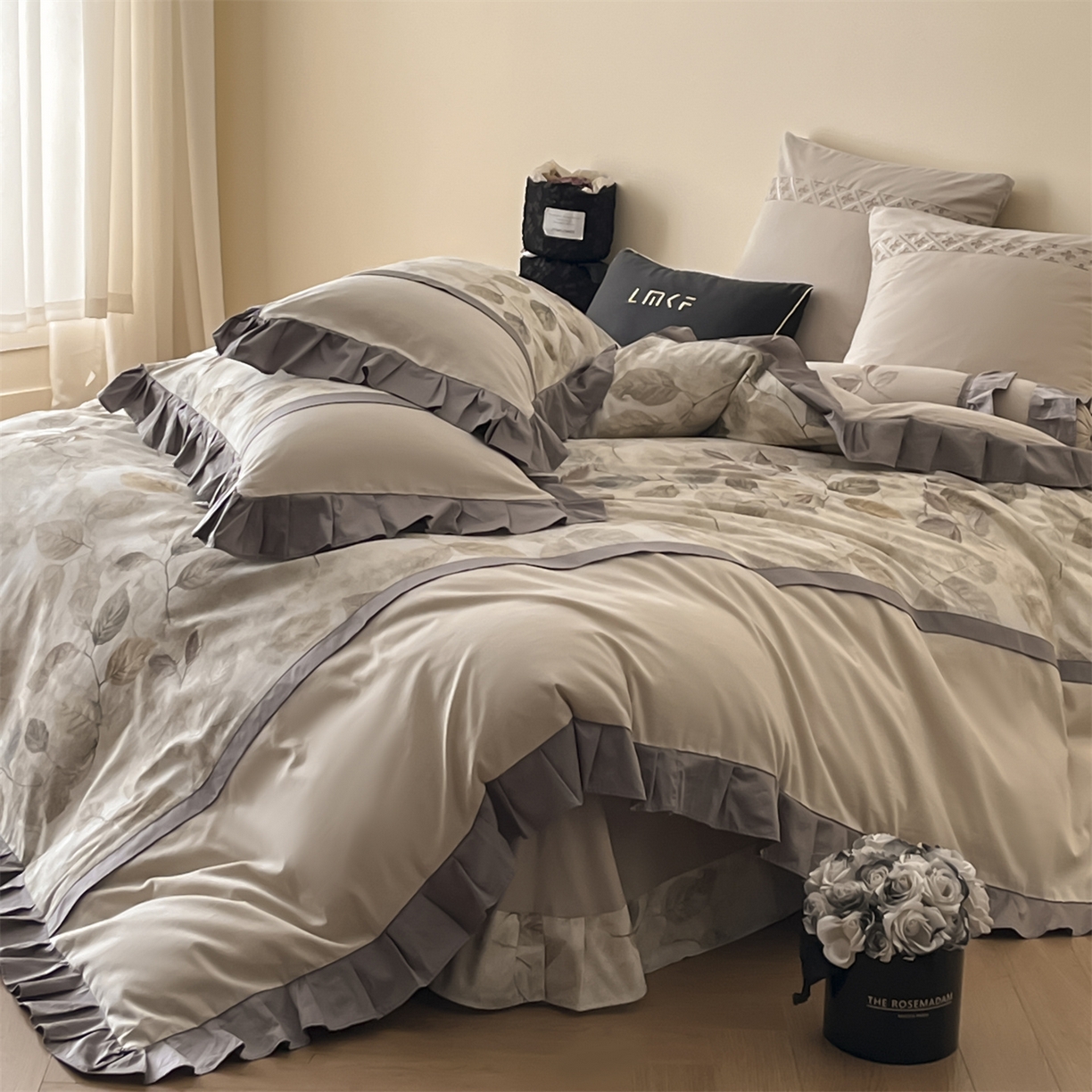 91家纺网 家纺一手货源 找家纺 蓝米卡夫 2025秋冬-全棉60支磨毛印+绣-法尔漫系列（礼盒包装）-拍摄风格2 提供买家秀 法尔漫-灰