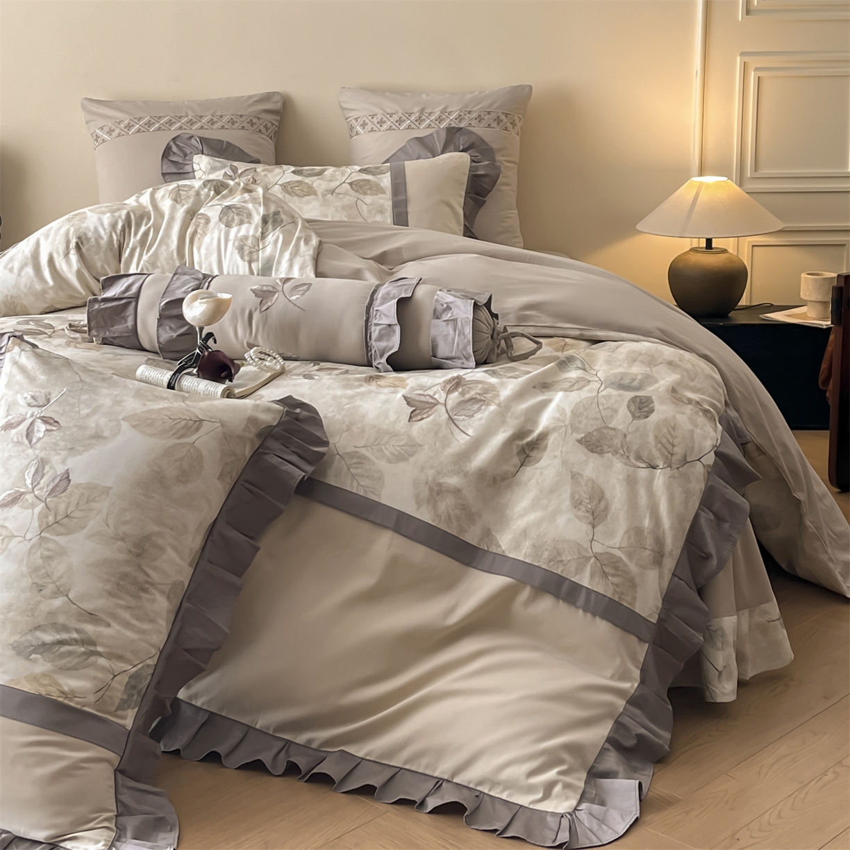 91家纺网 家纺一手货源 找家纺 蓝米卡夫 2025秋冬-全棉60支磨毛印+绣-法尔漫系列（礼盒包装）-拍摄风格2 提供买家秀 法尔漫-灰