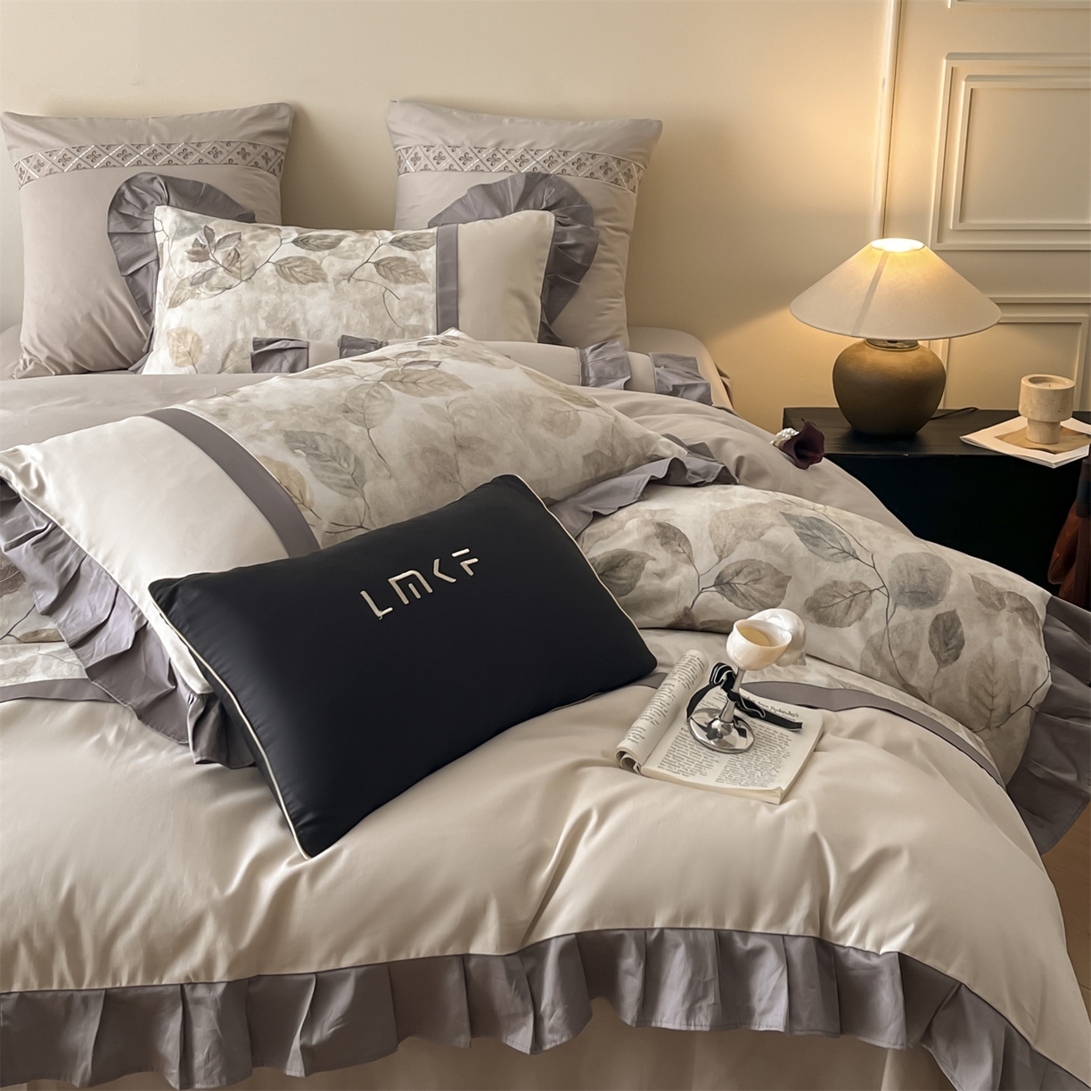 91家纺网 家纺一手货源 找家纺 蓝米卡夫 2025秋冬-全棉60支磨毛印+绣-法尔漫系列（礼盒包装）-拍摄风格2 提供买家秀 法尔漫-灰