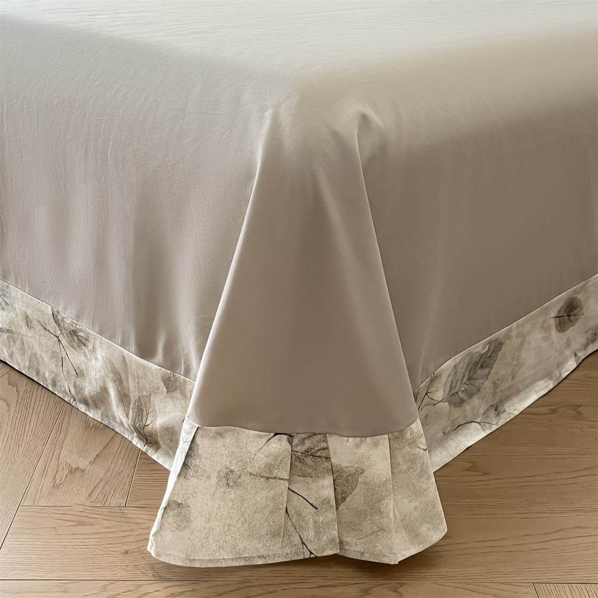 91家纺网 家纺一手货源 找家纺 蓝米卡夫 2025秋冬-全棉60支磨毛印+绣-法尔漫系列（礼盒包装）-拍摄风格2 提供买家秀 法尔漫-灰