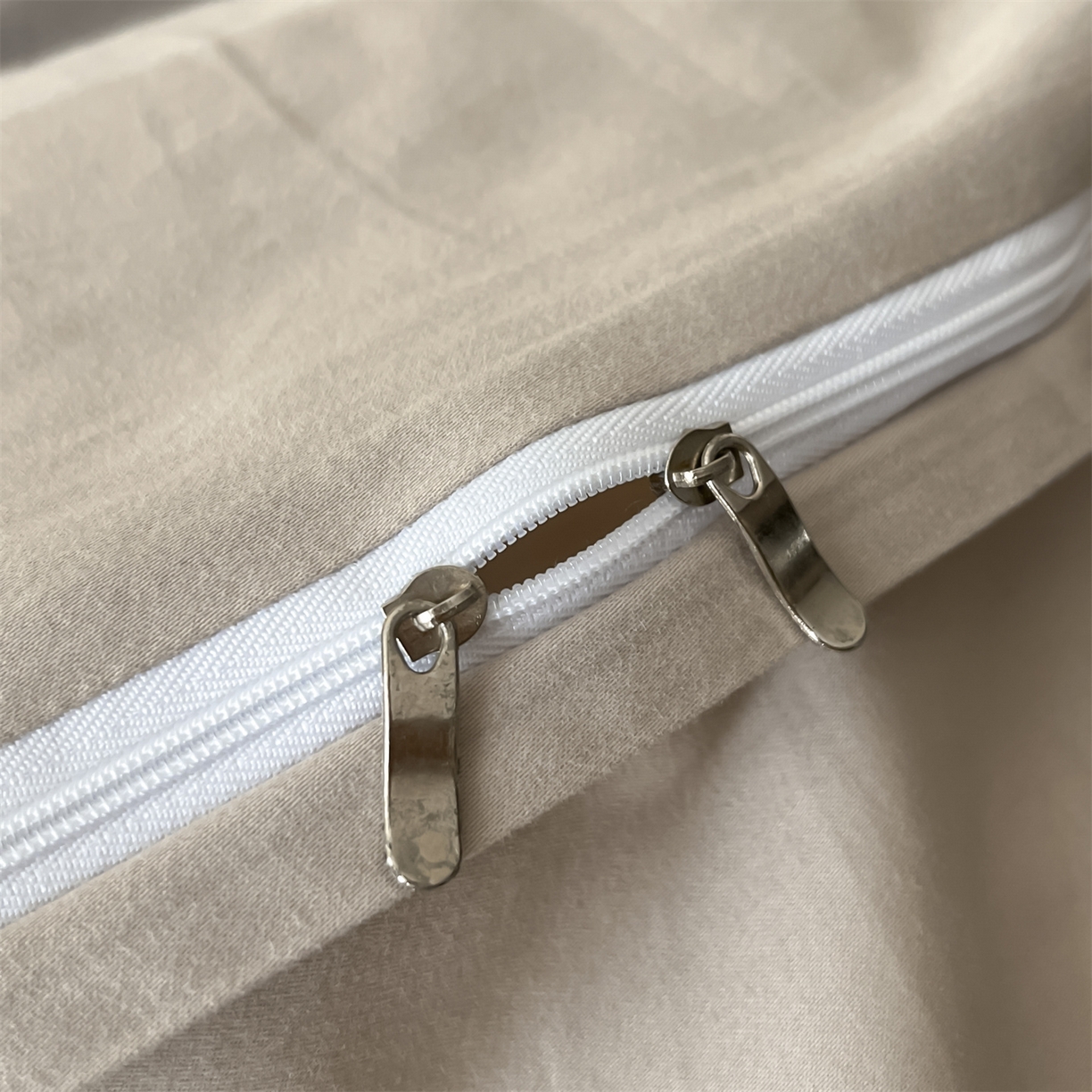 91家纺网 家纺一手货源 找家纺 蓝米卡夫 2025秋冬-全棉60支磨毛印+绣-法尔漫系列（礼盒包装）-拍摄风格2 提供买家秀 法尔漫-灰