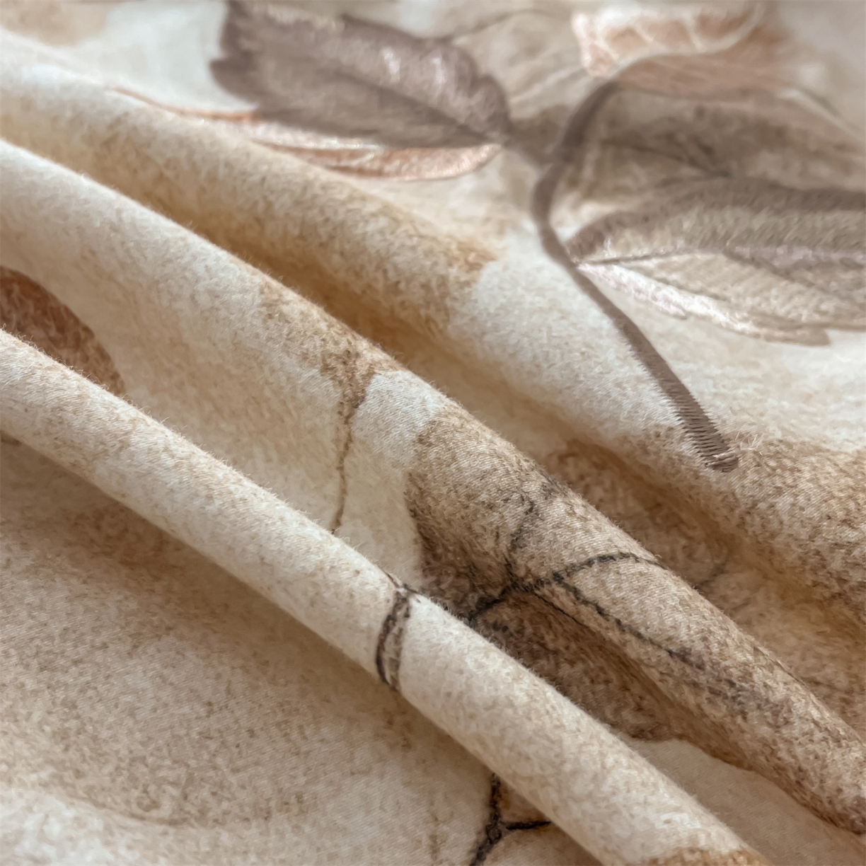 91家纺网 家纺一手货源 找家纺 蓝米卡夫 2025秋冬-全棉60支磨毛印+绣-法尔漫系列（礼盒包装）-拍摄风格2 提供买家秀 法尔漫-咖