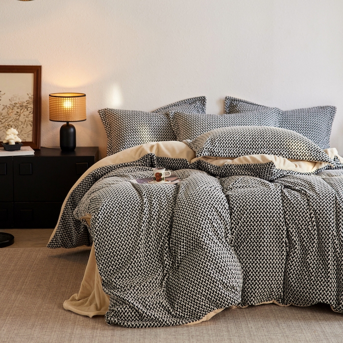 91家纺网 家纺一手货源 找家纺 安莱生活 2025新款加厚250克全消光提花印花牛奶绒四件套-谧雅系列 谧雅子墨