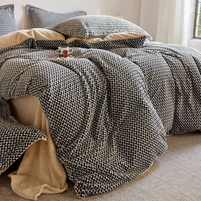 91家纺网 家纺一手货源 找家纺 安莱生活 2025新款加厚250克全消光提花印花牛奶绒四件套-谧雅系列 谧雅子墨