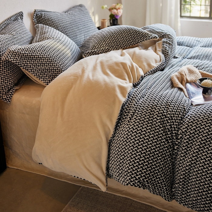 91家纺网 家纺一手货源 找家纺 安莱生活 2025新款加厚250克全消光提花印花牛奶绒四件套-谧雅系列 谧雅子墨