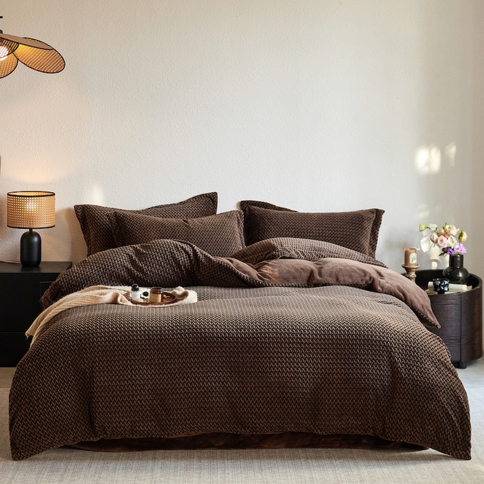 91家纺网 家纺一手货源 找家纺 安莱生活 2025新款加厚250克全消光提花印花牛奶绒四件套-谧雅系列 谧雅棕咖