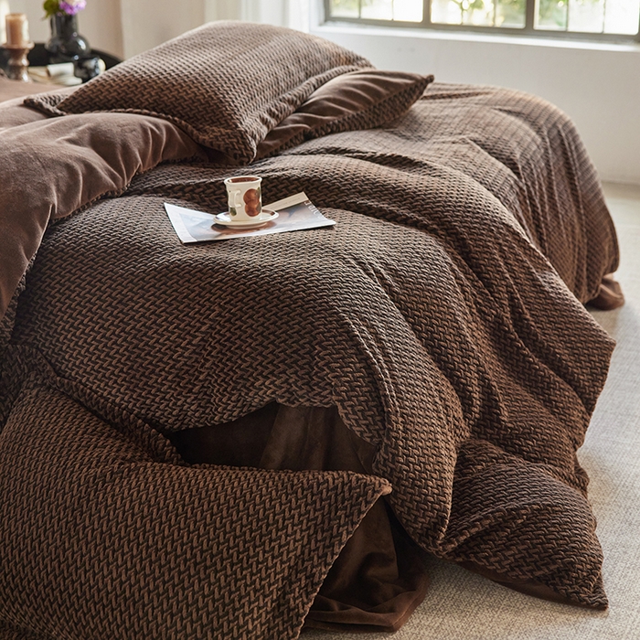 91家纺网 家纺一手货源 找家纺 安莱生活 2025新款加厚250克全消光提花印花牛奶绒四件套-谧雅系列 谧雅棕咖