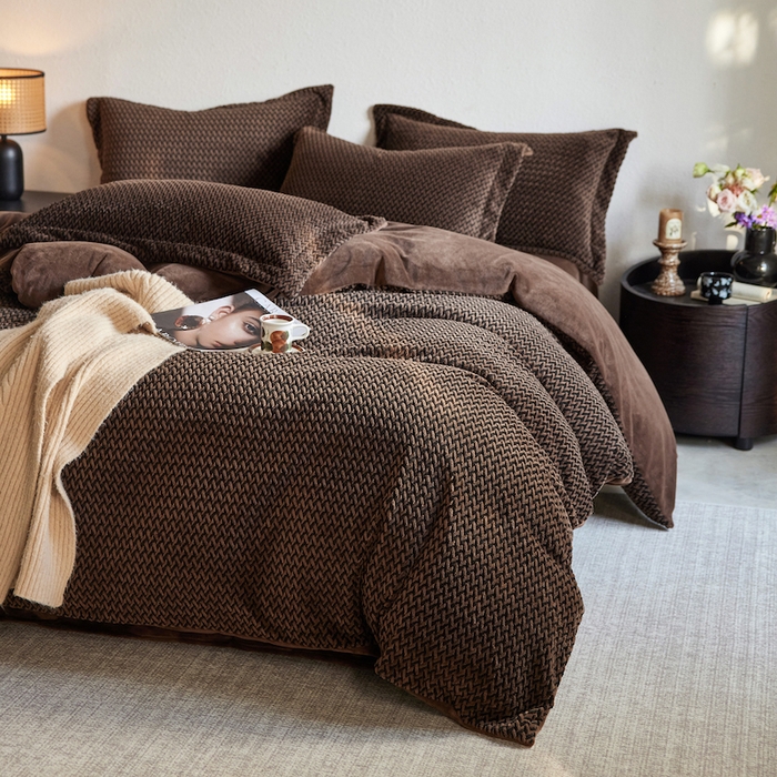 91家纺网 家纺一手货源 找家纺 安莱生活 2025新款加厚250克全消光提花印花牛奶绒四件套-谧雅系列 谧雅棕咖