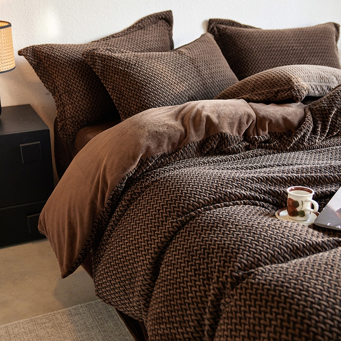 91家纺网 家纺一手货源 找家纺 安莱生活 2025新款加厚250克全消光提花印花牛奶绒四件套-谧雅系列 谧雅棕咖